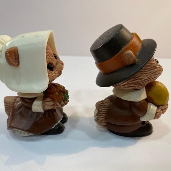 Vintage Hallmark Thanksgiving Pilgrim Squirrels, Chipmunks Salt and Pepper Set - Picture 2 of 6